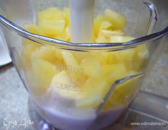 Бананы берем очень спелые, ароматные. Чистим от шкурки, ломаем на кусочки, отправляем в блендер.