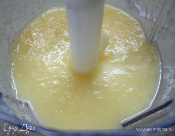 В идеале можно взять 200 мл свежевыжатого ананасового сока, свежий ананас, порезанный кубиками (200 мл).
Я взяла 7 колец ананаса, порезала их, отправила в чашу блендера.
Туда же легкий сироп (200 мл).
Добавила кокосовое молоко, взбила.
