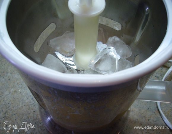 Сняла нож, установила в блендер чашу для колки льда, порубила лед прямо в коктейль.