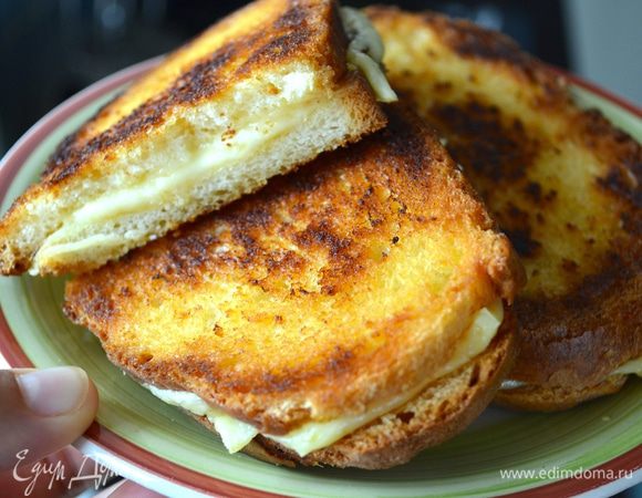 Готовые гренки снять со сковороды и сразу же подавать! Хрустящие снаружи, с нежным мягким сырным слоем внутри! ;)