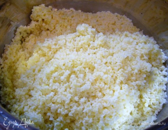 Вскипятить воду в кастрюле с толстым дном, засыпать в нее пшено, снова довести до кипения. Огонь сделать минимальным, варить кашу 20 мин до состояния аль денте. 
