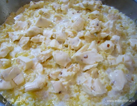 Креветки отварить, бульон сохранить.
Лук мелко нарезать.
В сотейнике растопить  2 ст. л. сливочное масло, обжарить в нем лук до золотистого цвета.
Добавить отварное пшено, сливки, бульон от варки креветок. Сверху раскрошить сырок (у меня был с грибами). Внимательно читайте этикетки! Мой муж один раз купил сырный продукт, этот сырок очень плохо плавится! 
Все перемешать, доварить кашу в течение 10 мин.
