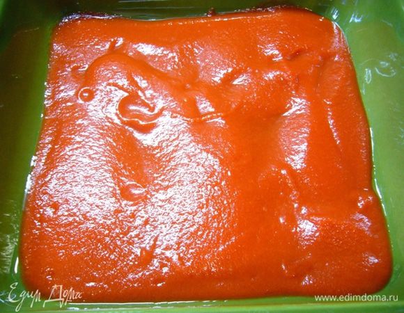 Соус пассата вылить в форму для запекания.