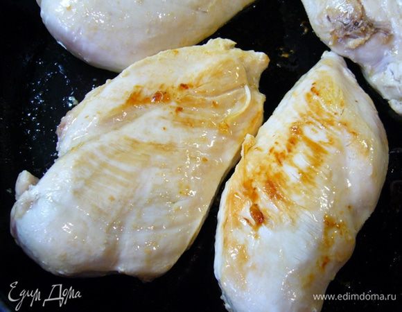 Куриное филе посолить, обжарить на оливковом масле на высоком огне по 2 мин с каждой стороны. Переложить на тарелку, дать чуть остыть.