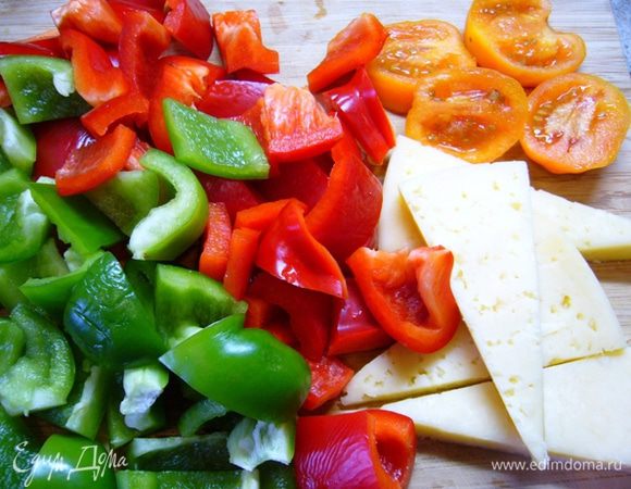 Сыр нарезать на 4 ломтика, помидор – на 4 кружка, перец – кубиками (не очень мелкими).