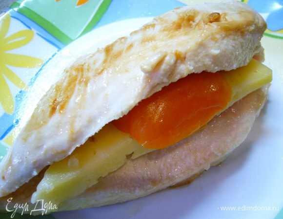 Филе надрезать вдоль с одного края, в получившийся кармашек вложить кусочек сыра и кружок томата.