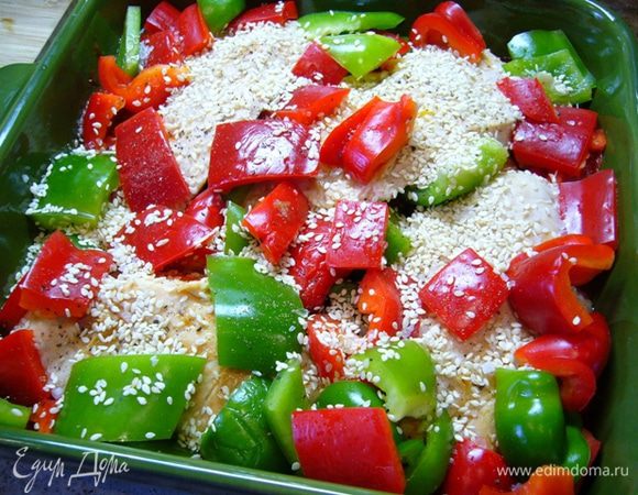 Подготовленную грудку выложить в емкость для запекания, присыпать кунжутом, сверху – перец.
Духовку разогреть до 220 град. 
Запекать 15 мин.
