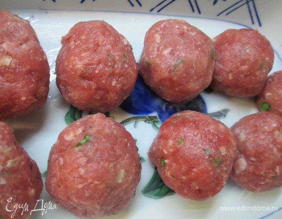 Лепим фрикадельки и запекаем их 10-15 минут при температуре 200* в огнеупорной форме или на противне, застеленном фольгой.