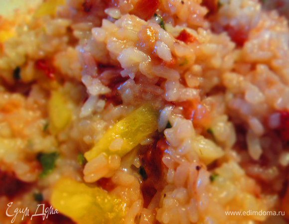  В сотейнике распускаем масло и прогреваем мяту 2 минуты, затем засыпаем промытый рис, вливаем вино и готовим до выпаривания жидкости, а затем
добавляем воду (можно заменить яблочным отваром или соком) и ананасы, нарезанные кусочками. Доводим до готовности и
кладем две трети клубники, перемешиваем и снимаем с огня. Даем настояться. 