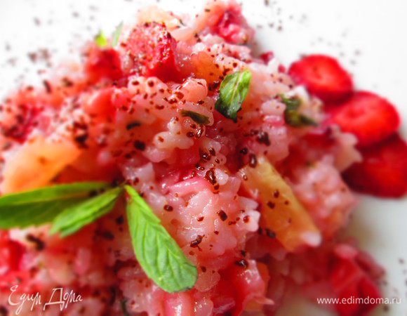 Подаем ризотто, украсив оставшейся клубникой, свежей мятой. Можно украсить шоколадом и рубленными фисташками.

Блюдо получается по-летнему яркое  ароматное и вкусное!