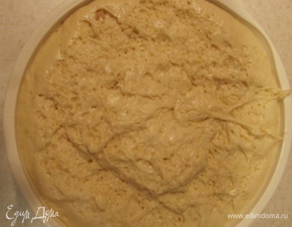 Опара должна увеличиться вдвое, верхушка должна быть "пузырчатой". Это говорит о том, что дрожжи работают. 