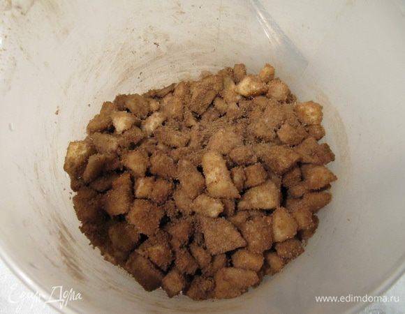 Приготовим начинку. 
Сливочное масло растопить. 
Яблоки очистить, сердцевины удалить, порезать мелким кубиком. Смешать яблоки с корицей и сахаром.