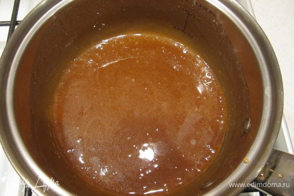 Приготовить карамель. В глубоком сотейнике соединить сливочное масло, соль, коричневый сахар, мед, сливки, коньяк (по желанию, или замените яблочным соком). Поставьте не небольшой огонь и оставьте смесь нагреваться, не мешая. Когда смесь начнет "пузыриться", помешайте ее и готовьте карамель до полного растворения сахара.