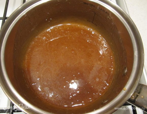 Приготовить карамель. 
В глубоком сотейнике соединить сливочное масло, соль, коричневый сахар, мед, сливки, коньяк (по желанию, или замените яблочным соком). Поставьте не небольшой огонь и оставьте смесь нагреваться, не мешая. Когда смесь начнет "пузыриться", помешайте ее и готовьте карамель до полного растворения сахара.