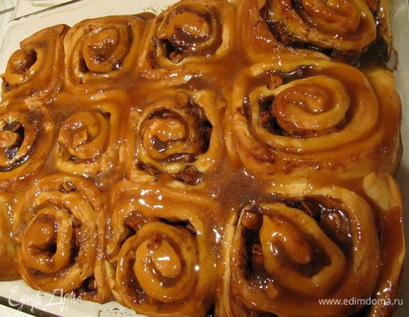 Горячие булочки полить горячей карамелью.