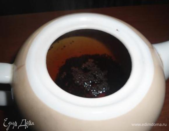 Завариваем свой любимый черный чай. Берем 1 чайную ложку заварки на 250 мл воды, кладем палочку корицы и настаиваем около 5-7 минут, процеживаем.