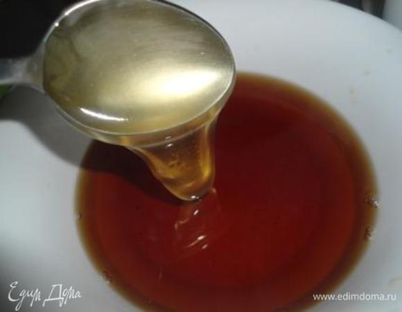 Добавляем мед, размешиваем. Теперь выливаем в чай сок и цедру апельсина. 