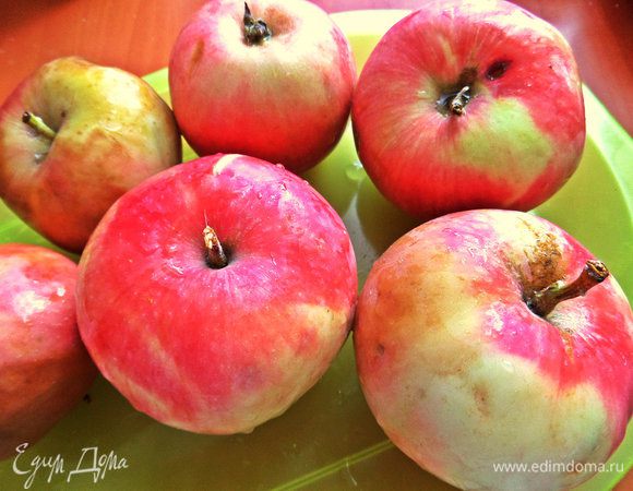 Яблоки лучше брать мягкие, которые долго не стоят. 