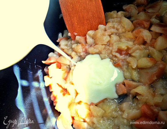 Вливаем в яблоки сгущёнку в соответствии с пропорциями. Включить снова "тушение" на 10 минут.