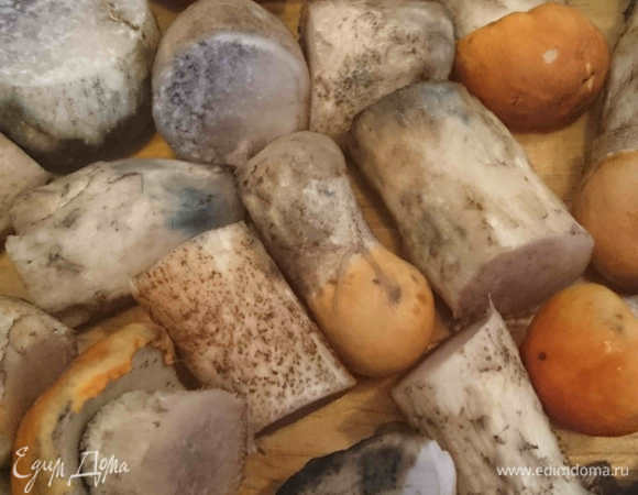 Грибочки чистим, моем и нарезаем крупными красивыми кусочками, такими, чтобы на вилку и в рот