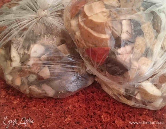 Я ориентируюсь на 1 порцию для варки супа. Получилось у меня 2 супа:) В таком виде я отправляю грибы в морозилку.