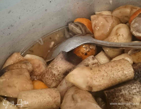 Тем временем ставим варить грибы. В кастрюлю с грибами наливаем подготовленный рассол не более 1/3 по высоте. Не лейте больше, а то бульон будет жидким. В этот раз у меня, например, ушло грамм 300 рассола, остальное пришлось вылить.