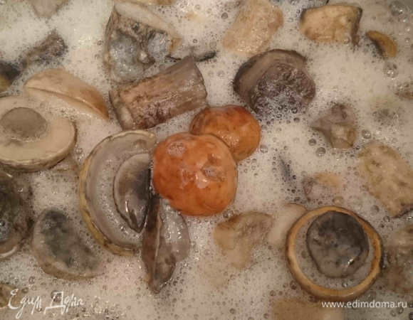 После закипания грибы варим 5 минут! Не надо больше! Видите, сколько получилось рассола, все грибы покрыты) А рассол на вкус попробуйте, он должен быть тягучим и немного солонее, чем вкус грибов, который вы хотите получить в итоге. Чувствуете, что соли мало, досолите. После этого этапа вы должны отойти от кастрюльки с мыслью : "Хм, а ведь это вкусно!"