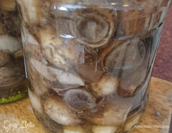 Укладываем плотно грибы. Процеживаем рассол и заливаем им грибы до верха. Остаток рассола не выливайте, он может понадобиться в самом конце.