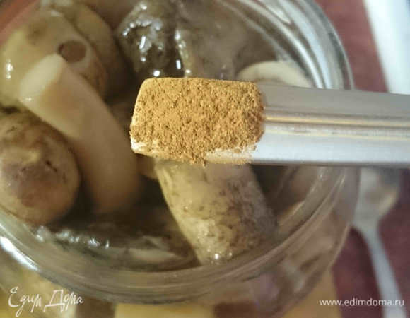 После стерилизации нужно выгнать из банок оставшийся там воздух (если остался). Я просто засовываю в банку ручку ложки в некоторых местах. И добавляем корицу на кончике ложки и уксус . Повторяю, уксуса 9% нужно 1 десертную ложку! А не столовую, как указано в ингредиентах.
Заливаем до верха горячим рассолом.