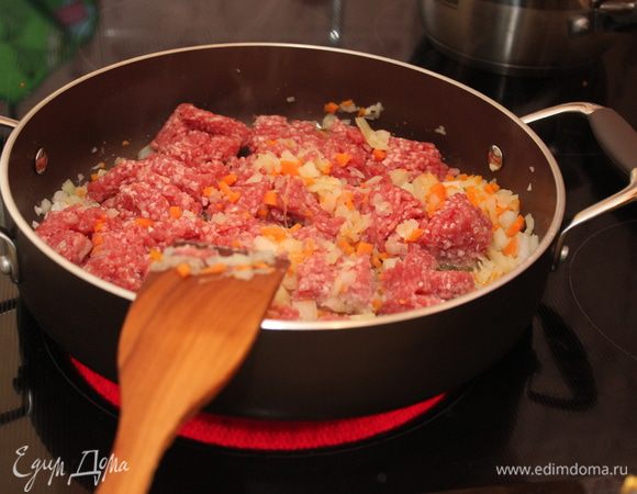 Добавьте фарш, обжаривайте 10 минут.