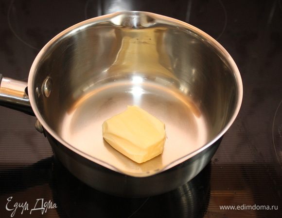 Приготовьте сливочный соус. Растопите сливочное масло в небольшом сотейнике.