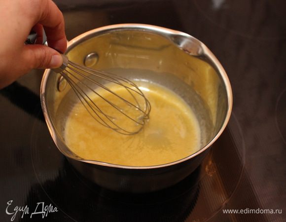 Добавьте муку к сливочному маслу и хорошо перемешайте, чтобы не было комочков.