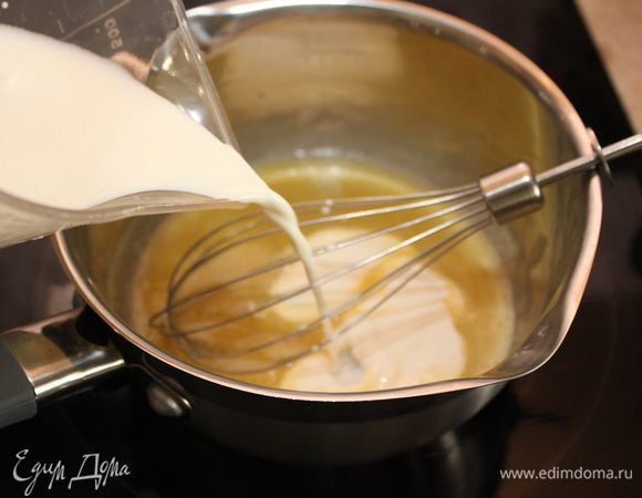 Когда мука поджарится, постепенно влейте горячие сливки, постоянно работая венчиком, добавьте прованские травы, соль. Доведите до кипения, убавьте огонь до минимума и варите еще несколько минут, пока соус слегка не загустеет. Вместо прованских трав можно добавить мускатный орех (но уже в конце, когда соус будет готов).