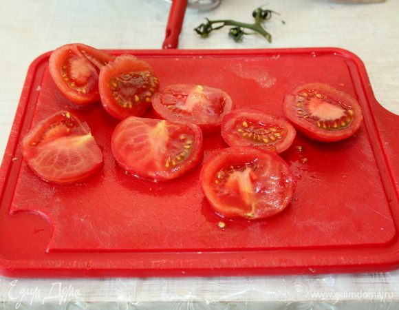 Спелые помидоры нарежьте кружочками. Сыр натрите на крупной терке.