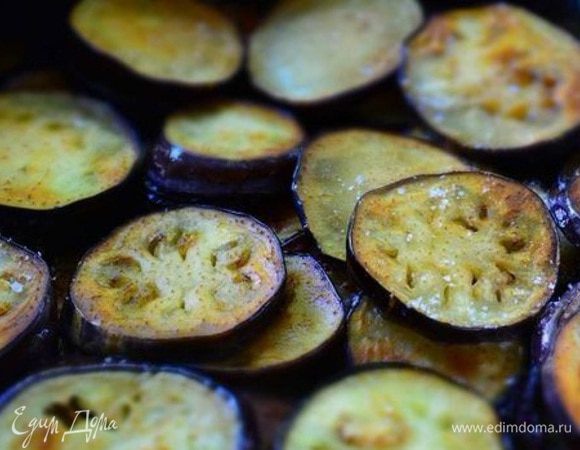 Баклажаны помыть и обсушить. Порезать колечками и обжарить на сковороде с добавлением растительного масла с двух сторон до золотистого цвета. Немного присолить.