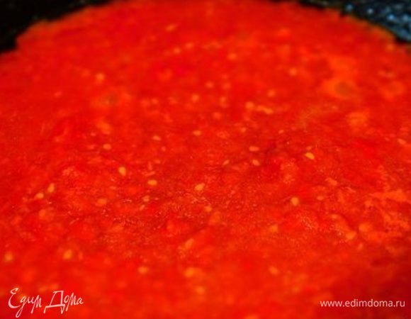 Помидоры перекрутить через мясорубку. Выложить в сотейник и протушить с добавлением растительного масла 5-7 минут.