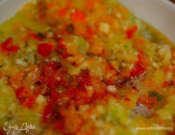 Болгарский перец, горький и чеснок почистить и прокрутить через мясорубку. Добавить к помидорам, перемешать.Туда же влить уксус, воду, соль и порубленную зелень. Довести до кипения.