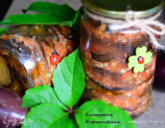 Закатать под железные крышки и укутать до полного остывания. Хранить в прохладном месте.
Приятного аппетита!
Как я стерилизую банки: банки хорошо помыть, дать стечь воде и поставить в духовой шкаф так, чтобы банки не касались друг друга. Включить духовку и засечь 8 минут. Через положенное время выключить духовку и дать банкам остыть. Ни в коем случае не открывать до остывания банок!