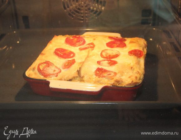 Таким образом продолжайте выкладывать слои, пока не закончатся ингредиенты. Сверху полейте лазанью оставшимся сливочным соусом, выложите ломтики помидоров, присыпьте сыром. Запекайте при 180С 35 минут до золотистого цвета.