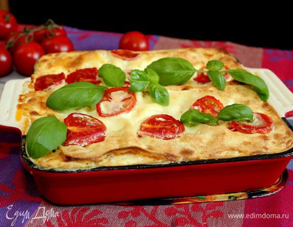 Красиво и ярко получится если украсить готовую лазанью свежими листиками зеленого базилика.