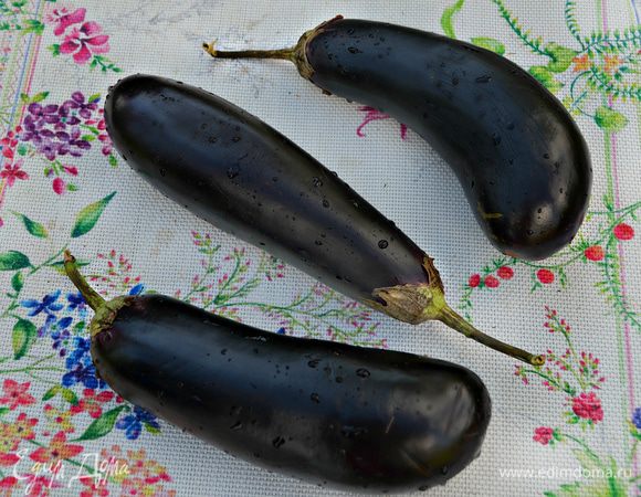 Подготовить, помыть баклажаны.