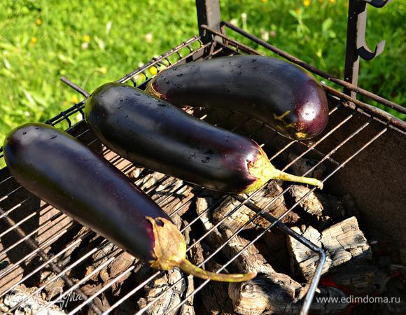 Запечь баклажаны на гриле (около 15 мин), периодически поворачивая овощи для равномерного запекания.