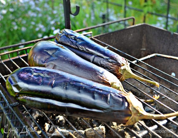 Готовые баклажаны снять с решётки гриля, дать слегка остыть. Можно на 10 мин положить под пресс, чтобы стекла горечь. Но с молодыми баклажанами я не стала этого делать.