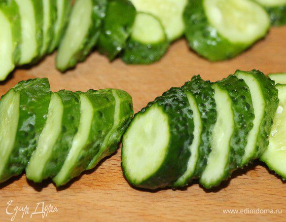 Огурцы порезать колечками.