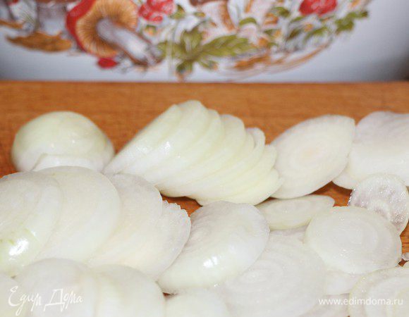 Лук порезать кольцами или полукольцами. Добавить к огурцам.