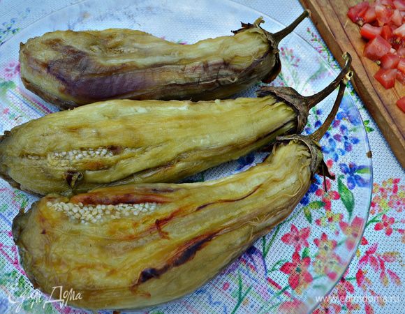 Аккуратно снять с баклажанов шкурку.