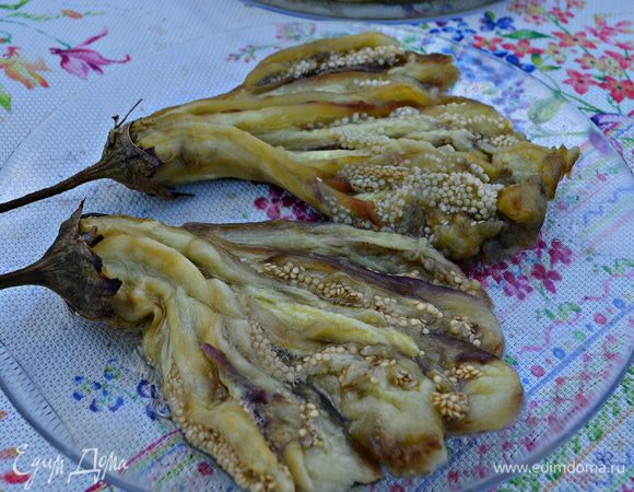 Сделать на мякоти несколько насечек (в виде лепестков), посолить.