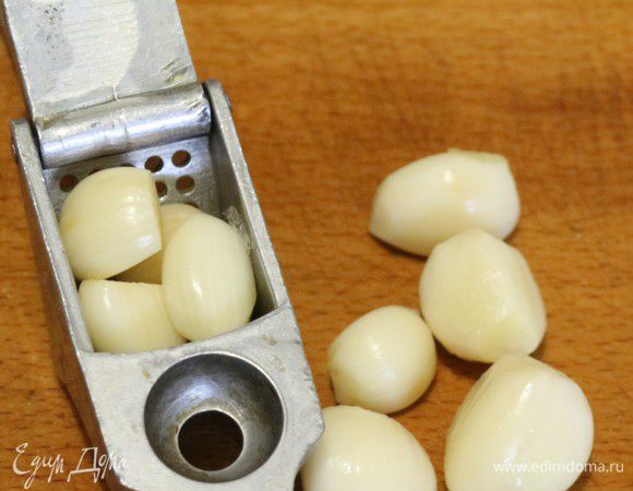 Добавить чеснок через чеснодавку.