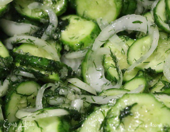 Добавить резанный укроп (его должно быть много). Добавить сахар, соль, перец, масло, уксусную кислоту и все перемешать. Оставить при комнатной температуре на 8-10 часов в эмалированной посуде.