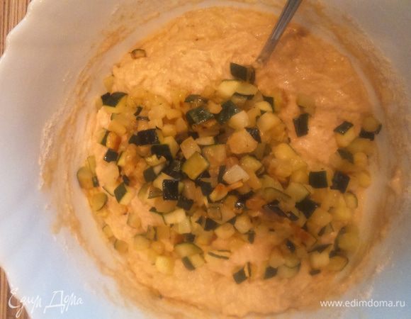 Слегка поджарить кабачок (цукини), порезанный на кубики, посолить, поперчить.
Смешать топленое молоко (можно обычное молоко), оливковое масло, яйцо.
Смешать отдельно муку (по 100 г цельнозерновой и обычной пшеничной) и разрыхлитель.
В смесь молочную добавить смесь мучную, перемешать (не слишком долго!).
Всыпать потертый сыр на мелкой терке сыр, перемешать.
Всыпать поджаренные цукини, перемешать.
